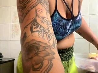 wife cooks online but flashes swollen young pussy exhibitionist