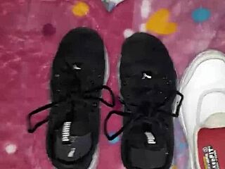 Výbuch sperma po celých jejích sexy nohách v teniskách!