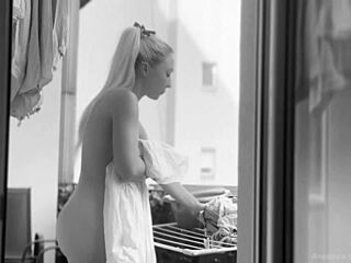 Chubby exhibitionist flashes shaved pussy hanging laundry on balcony