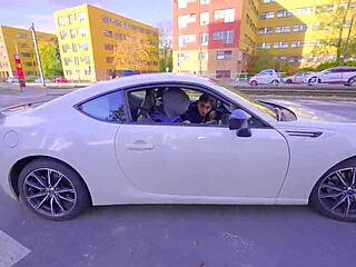 Pirang kilat pantat jari dubur dildo onani di teksi bergerak cabaran