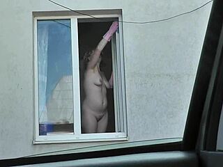 Mature milf neighbor washes windows naked, taxi peeps her tits pussy
