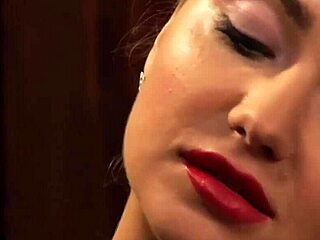 Usnjena gospodarica biča mlado sužnjo v čipkastih hlačkah