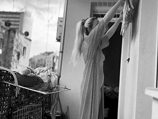 Chubby exhibitionist flashes shaved pussy hanging laundry on balcony