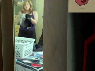 Maćeha na perilici pređe u duboko grlo i cumshot