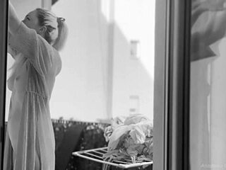 Chubby exhibitionist flashes shaved pussy hanging laundry on balcony