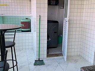 contratei essa latina de shorts com bunda enorme tesao