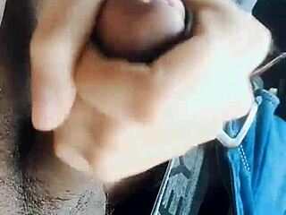 Krásná indická přítelkyně masturbuje šťavnatě v autě 🔥💦