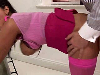 Jasmine Black bere Stacey Saranův čurák do kundy v trojce sestřiček