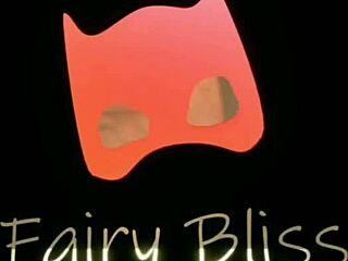 طالبة ذيل حصان تداعب ثدييها الطبيعية الكبار وكسها بعد الدش