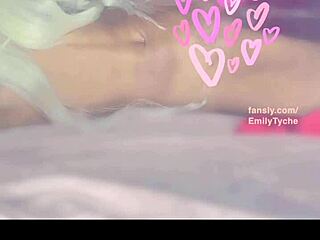 Blond skønhed sprøjter overalt i revnede tøj våd ekstase