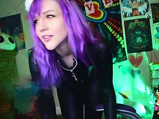 horny girlfriend fingers her juicy pussy on cam with toys 😘💦