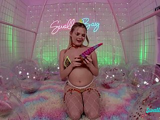 Kıvrımlı sarışın üvey kız Coco Lovelock köpek stili fışkırtıyor