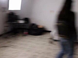 Le Folló Con Su Coño Mojado Y Cubrió Su Cara De Semen