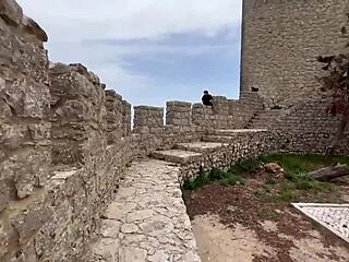 Kurviges brasilianisches Paar fickt wild in europäischem Schloss