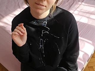 POV håndjobb spruter massiv sæd på klær