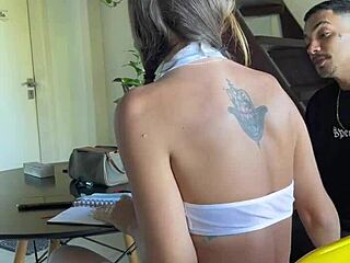 Aluna implorou pro primo ajudar na lição de casa e ganhou leitinho de pau gostoso