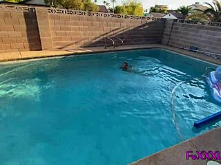 TheFoxxxLife's 4K Poolside POV Blowjob with Squirting and Cumshot