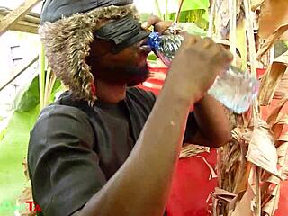 Urte-dame bøyd over utendørs, hårete fitte slikkes og knulles hardt