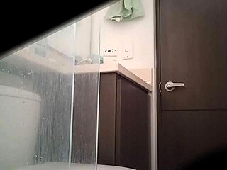 Watching Argentine stepsis Milet pee secretly