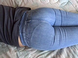 Veľký zadok macochy v tangách ma núti striekať tak tvrdo, že to neudržím