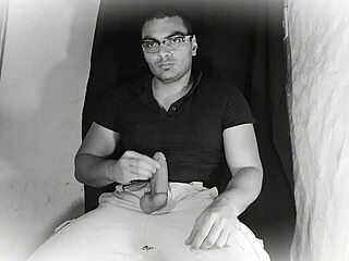 Sexy Bodybuilder Strokes 18cm Cock Guitar Masturbation