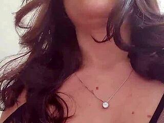 Shemale Maquiando Com Tesão Quer Safado Comer Cu E Gozar Dentro