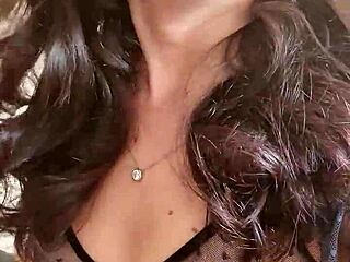 Shemale Maquiando Com Tesão Quer Safado Comer Cu E Gozar Dentro