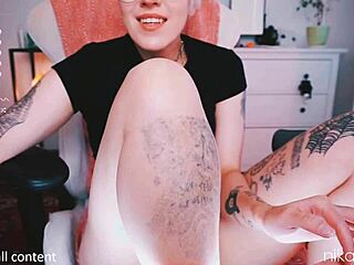 muscular tattooed short hair glasses feet fetish pussy play webcam