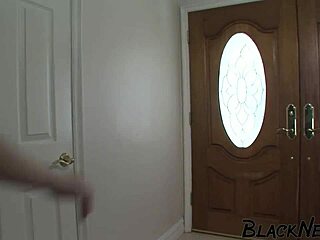 Pelajar kolej pirang nikmati seks interracial batang hitam besar