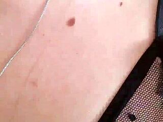 Travesti se maquiando com tesão quer safado foder cu e gozar dentro