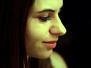 Lesben Brunetten fingern nasse rasierte Fotzen im heißen Badesex