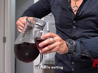 Jefa latina grande tetas chupa verga y pide leche