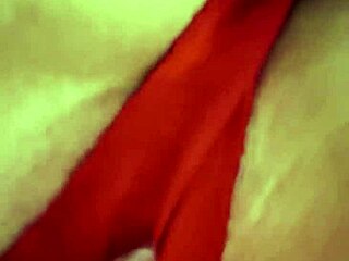 Μαυρίζω τόσο καλά... δες το κρεμώδες χύσι μου να στάζει αργά