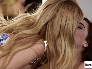 Hairdresser devours latina client's juicy pussy