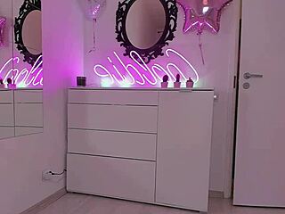 hot teen shakes juicy ass teasingly