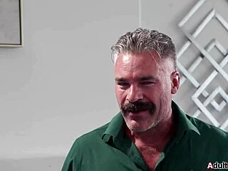 زوجة أخوي تعطيني مساج نورو زلق يحس محرم جداً