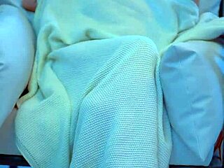 Är denna söta rakade latinska 18+ rosa fitta tightast knulldocka nånsin?