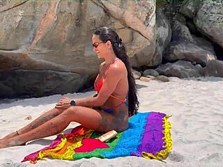 Knullet Vick på stranda mens alle stirrer på stor kuk!