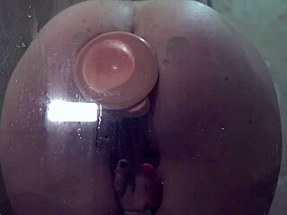 Imen tätä dildoa kovaa ja pannaan ajeltua pillua suihkussa