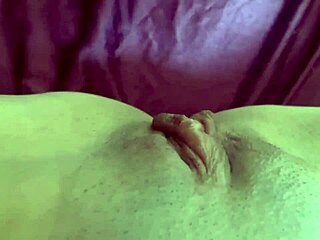 amo fazer meus peitos enormes balançarem devagar pra câmera