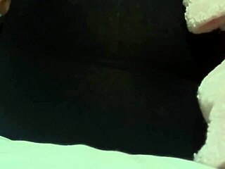 Latina wife ass shaking in tight leggings!