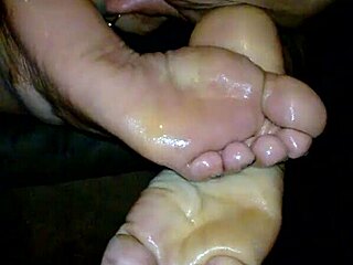 oiled big booty babe assfucks solo with feet