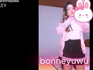 bonneyuwu argentina teen skirt tease turns into hot solo rub