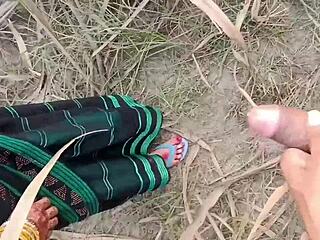 Indian Desi Village Girl Pisses Outdoors in Public