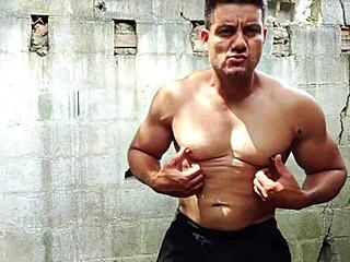 Yuri Gaúcho Bodybuilder Jerks Huge Cock Cumshot