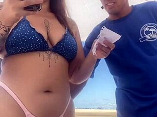 Quase Transamos Na Praia Lotada Com Pussy Flashing