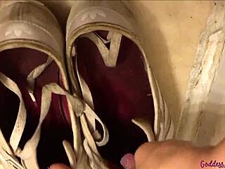 Goddess Amanda's Barefoot Toes Tease in Homemade Foot Fetish Instructions