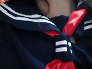 Cachonda mexicana muestra sus tetas pequeñas en amateur solo