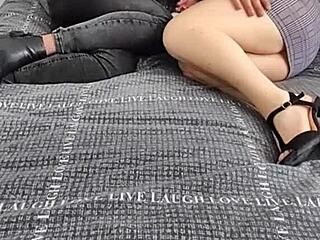 Moden forfører trans i strømper med tease