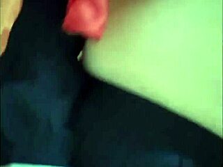 Cachonda mexicana muestra sus tetas pequeñas en amateur solo